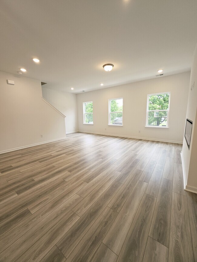 Building Photo - 128 Rosebush Ln