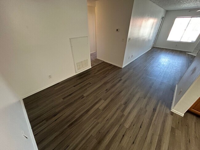 Building Photo - BEAUTIFULLY UPGRADED CONDO - SPACIOUS 2 BE...
