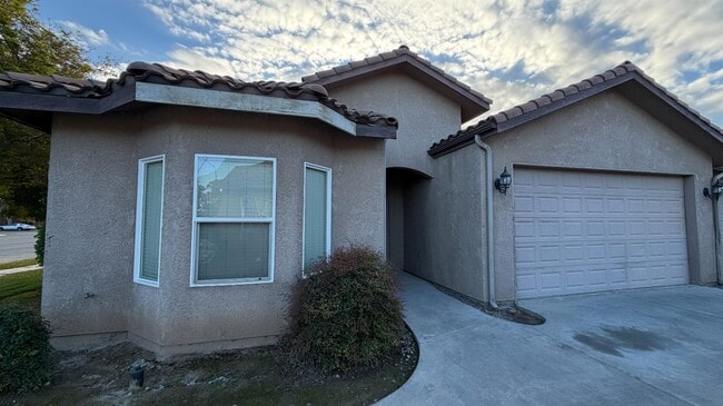 Building Photo - 4723 W Clinton Ave