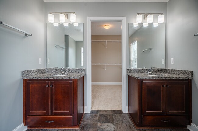 Building Photo - 717 Highgrove Ct