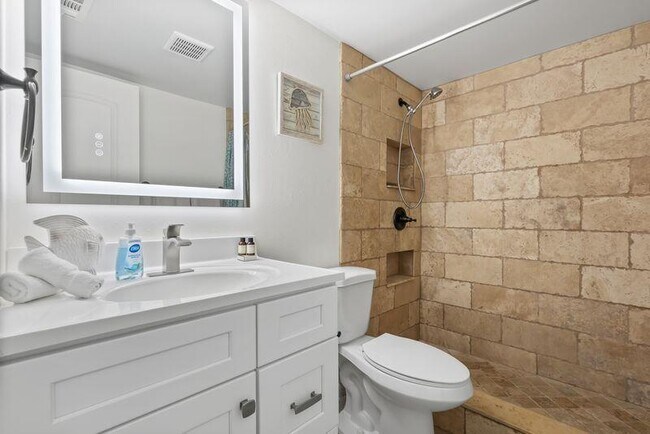 Building Photo - 2319 Tamarind Dr