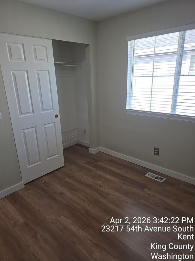 Building Photo - Kent Cypress Cove at the Lakes home - 3 bedroom 2.5 bath with 2 car garage - Available NOW.