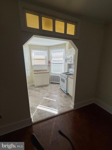 Building Photo - 540 00 E Johnson Street Unit 2