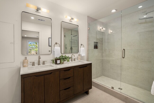 Building Photo - 234 NW Clearview Dr