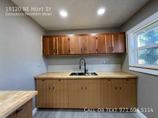 Building Photo - 19120 NE Hoyt St