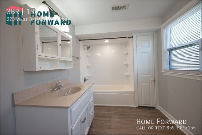 Building Photo - 223 W Broadway Ave