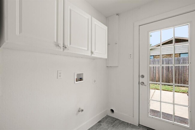 Building Photo - 15302 Spring Hill Ln
