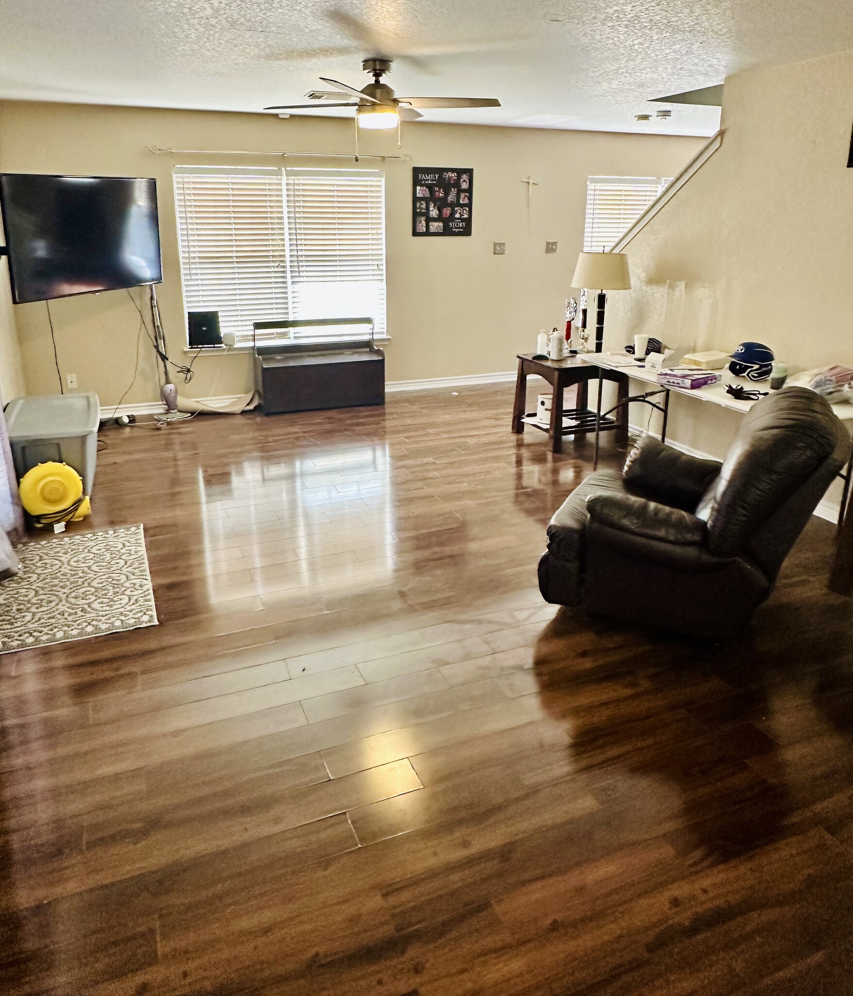 Open family room - 10366 Manor Crk