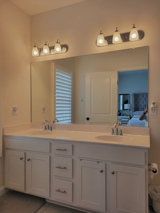 Building Photo - Stunning 4 bedroom 3.5 bath townhome locat...