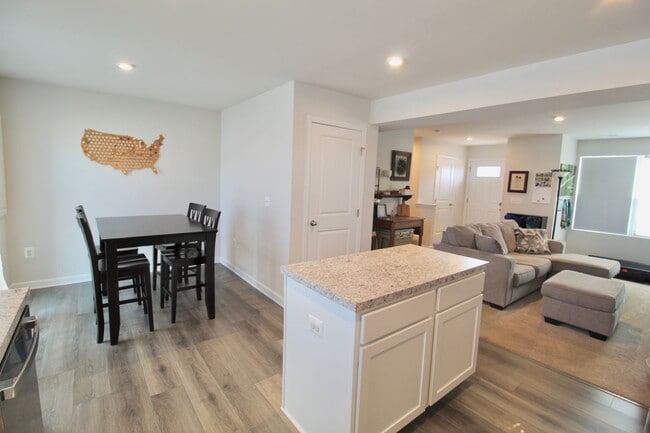 Building Photo - Townhome with a large fenced in yard for rent!