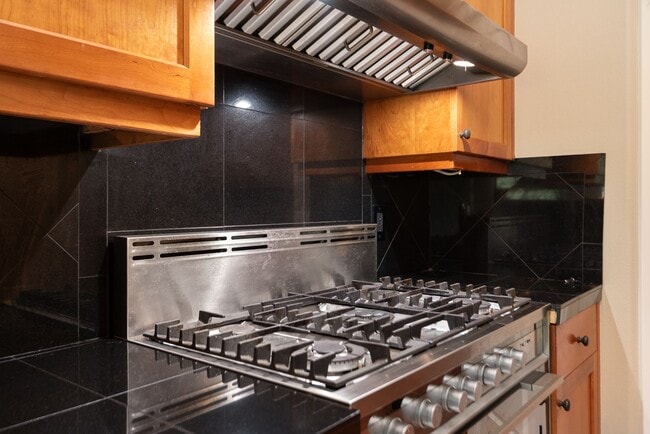 Building Photo - 4-Bedroom Home Near Pine Nursery Park Smar...