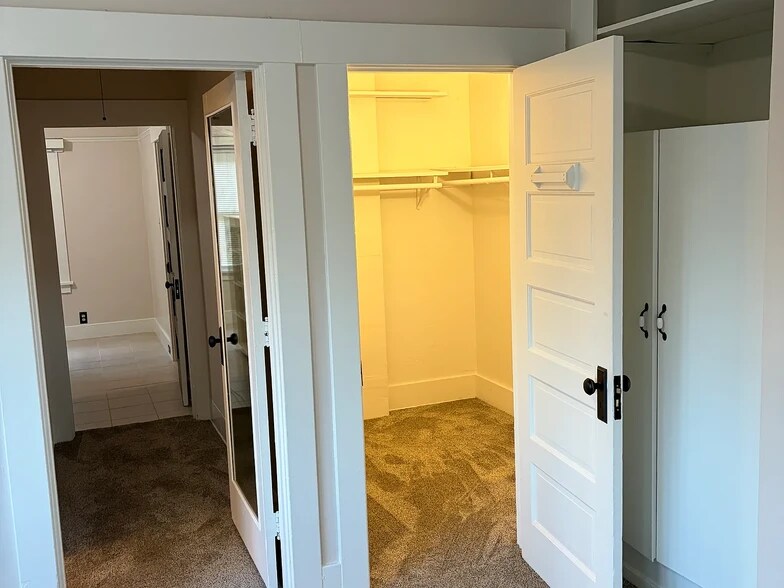 Building Photo - 1262 N Hudson Ave