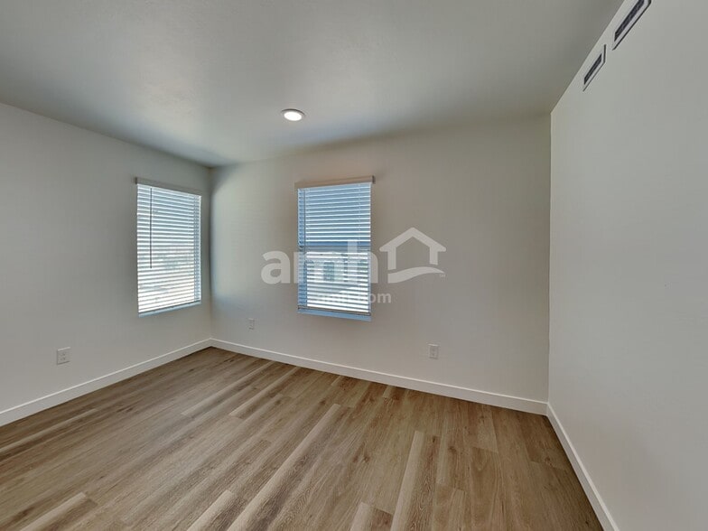 Building Photo - 18450 W El Cortez Pl