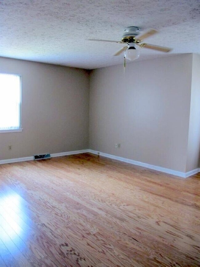 Building Photo - 927 Woods Hollow Dr