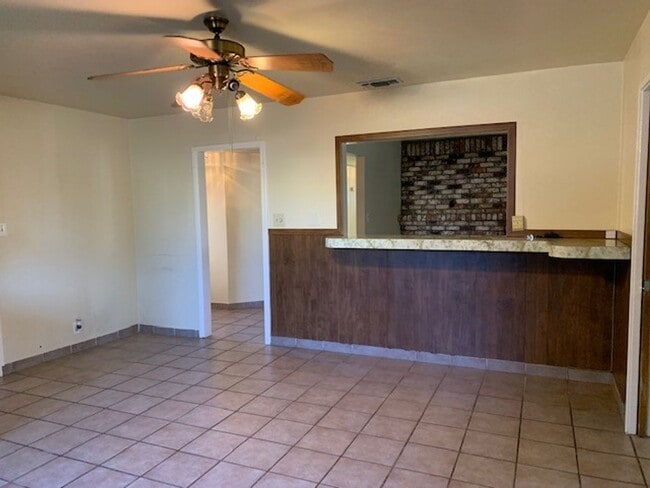 Building Photo - Cozy Three Bedroom, Two Bathroom Home with 2-Car Garage in S. Natomas