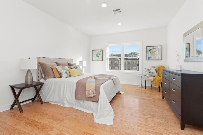 Building Photo - Danvers Updated 3 Bed 2 Bath | Top Floor Condo | Avail Now