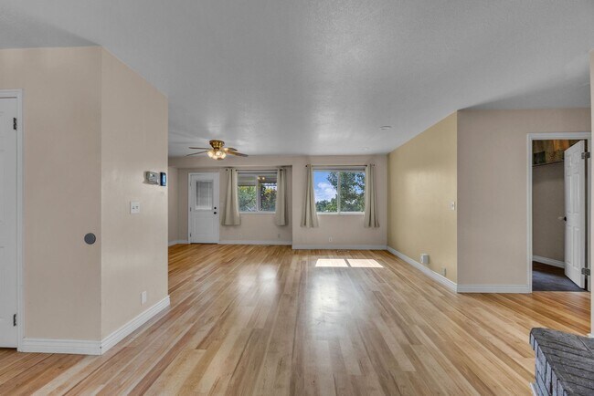 Building Photo - 567 N Allanwood Pl