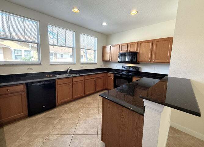 Building Photo - 960 Millbrae Ct
