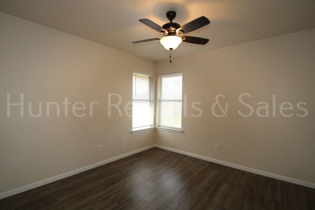 Building Photo - Move-In Ready Gem with Spacious Backyard
