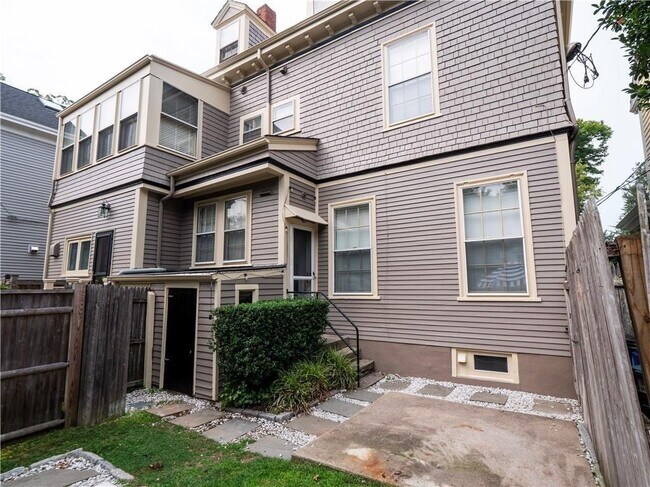 Building Photo - 3 Pell St