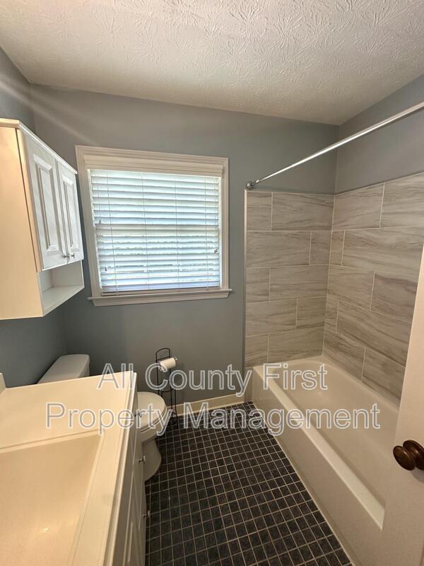 Building Photo - 5621 Shadow View Dr SW