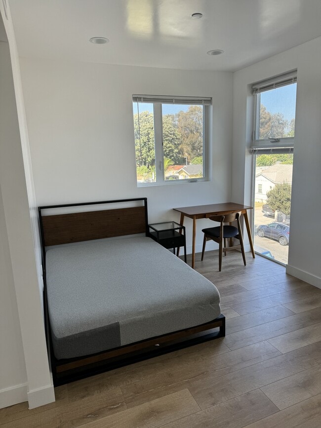 Building Photo - 2533 S Curson Ave