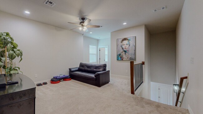 Building Photo - 112 Pindo Palm Dr