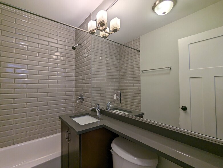 Building Photo - 556 W Arlington Pl