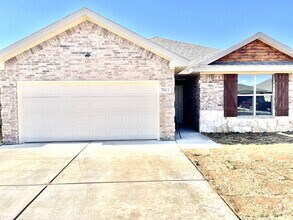 Building Photo - Beautiful 3-Bed Oasis with Granite Touches...