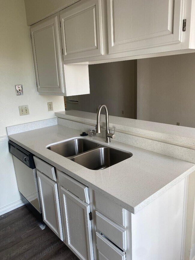 Building Photo - 2409 Leon St