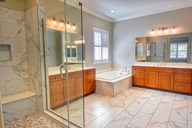 Building Photo - 5 Bedroom Resort-Style Estate with Pool, S...
