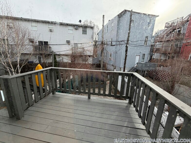 Building Photo - 161 Bennington St