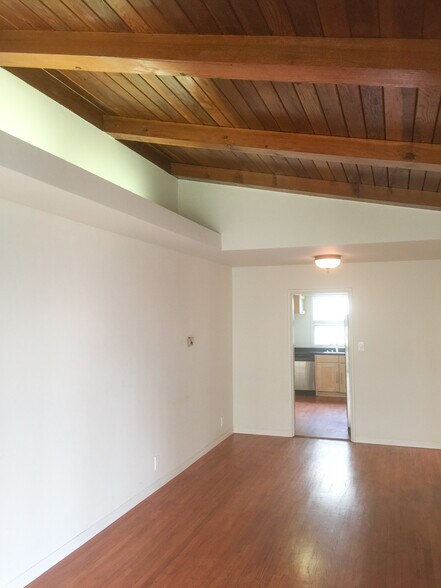 Building Photo - 933 E 1st St