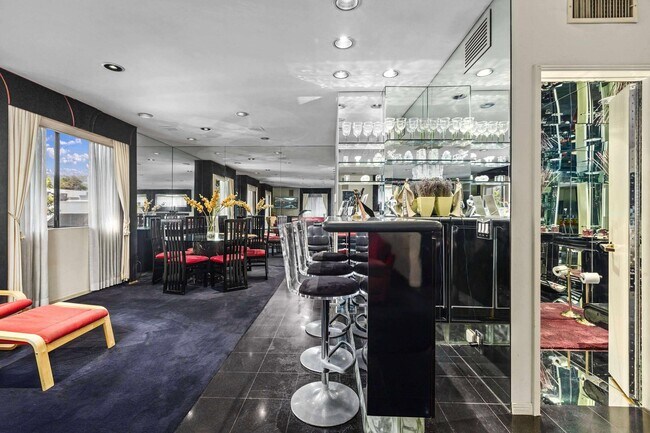 Building Photo - 540 N W Knoll Dr