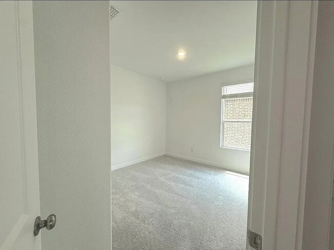 Building Photo - 928 Sugarberry St