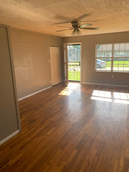 Building Photo - 3000 Shoreham Ln