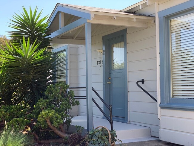 Building Photo - Cozy 1 bedroom cottage beach close with a yard, off street parking and a garage. Pets allowed