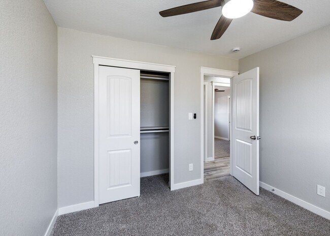 Building Photo - Newly Remodeled 5 Bed Home with Huge Yard