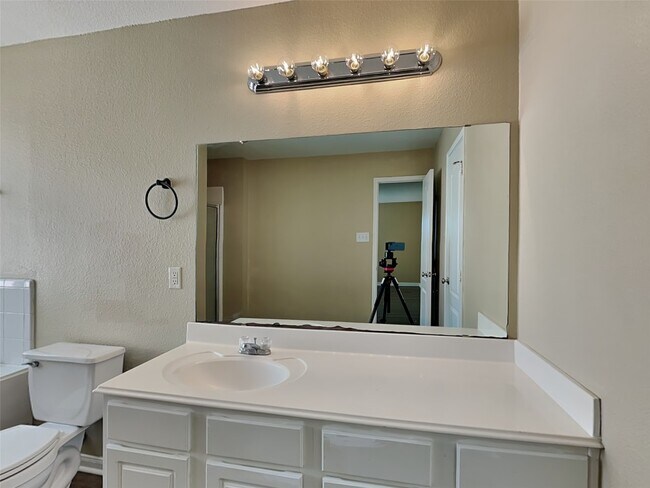 Building Photo - 18107 Quiet Ridge Ln