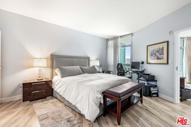 Building Photo - 13700 Marina Pointe Dr