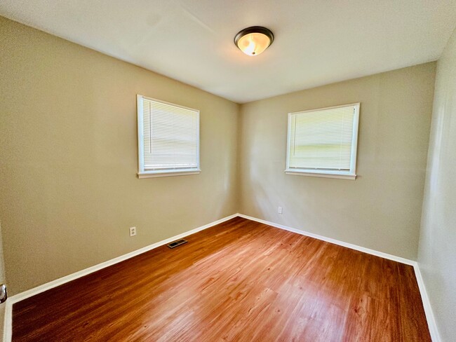 Building Photo - 3 bedroom home near Cane Run Rd now availa...