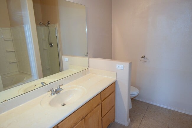 Building Photo - Great 3 Bedroom Home