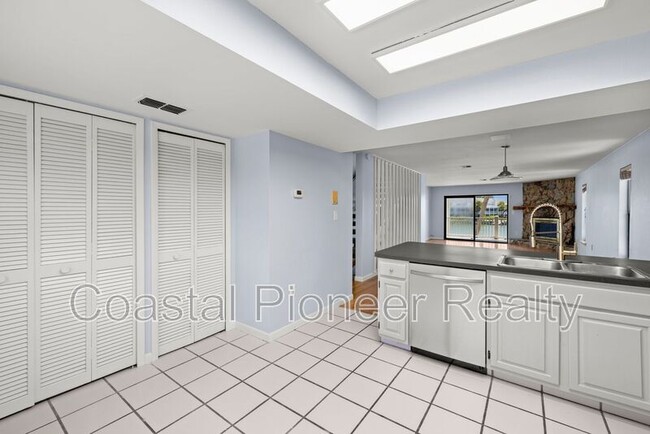 Building Photo - 12356 Capri Cir N