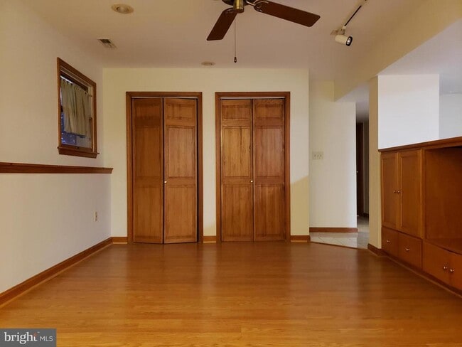 Building Photo - 724 Hillcrest Dr