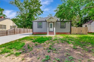Building Photo - Completely Renovated Gem in Park Circle