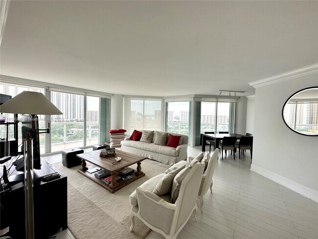 Building Photo - 16500 Collins Ave