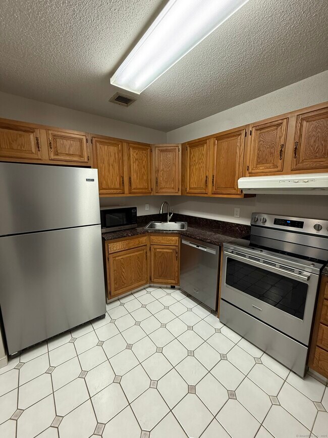 Building Photo - 402 Twin Circle Dr