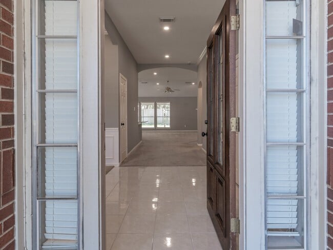 Building Photo - 12807 Village Way Dr