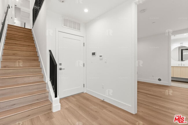 Building Photo - 1541 1/2 Hi Point St