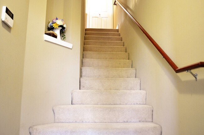 Building Photo - Desirable location/Redmond Ridge! Modern but functional. Great layout for entertaining guest or c...